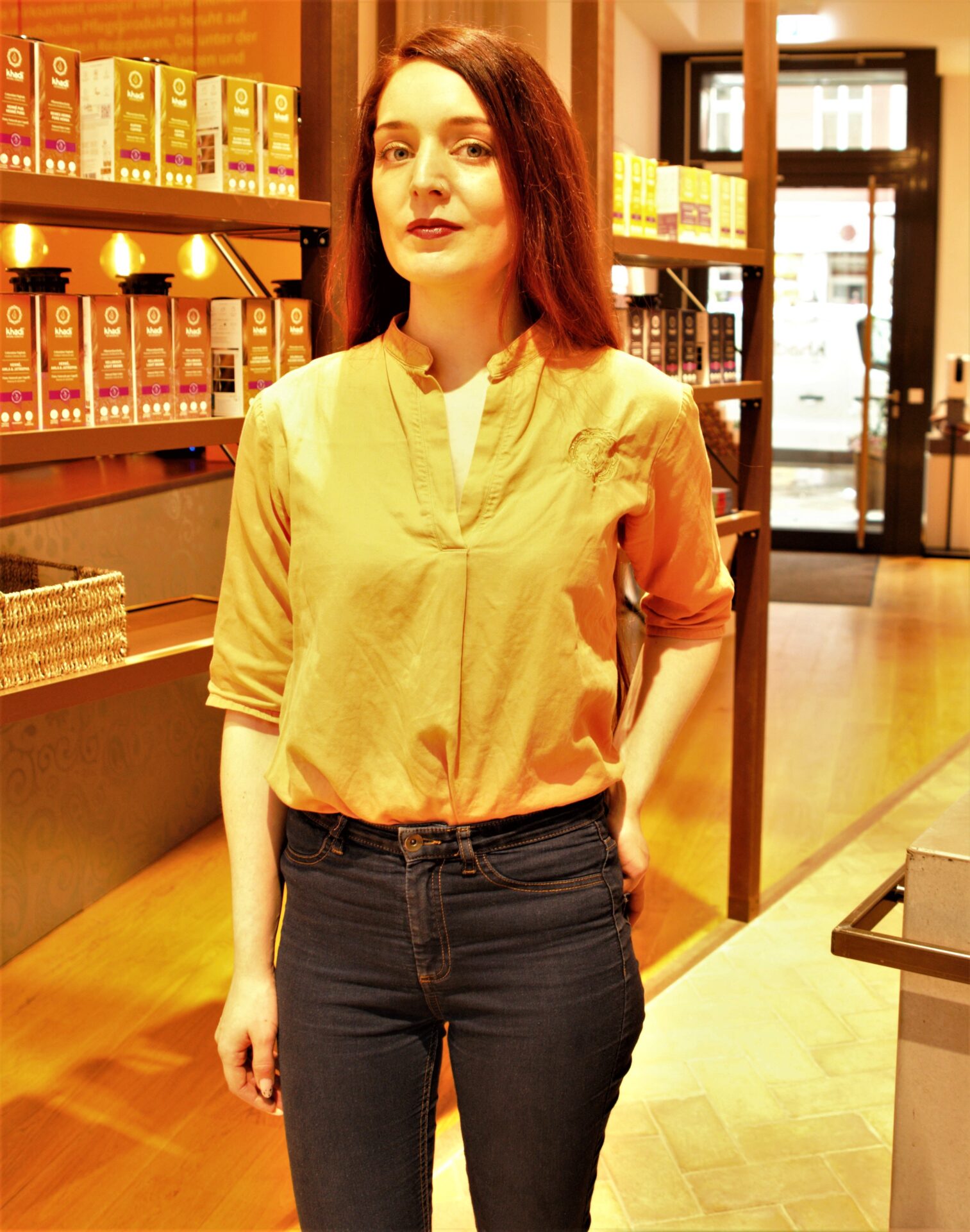 mitarbeiterin von khadi in Arbeitskleidung