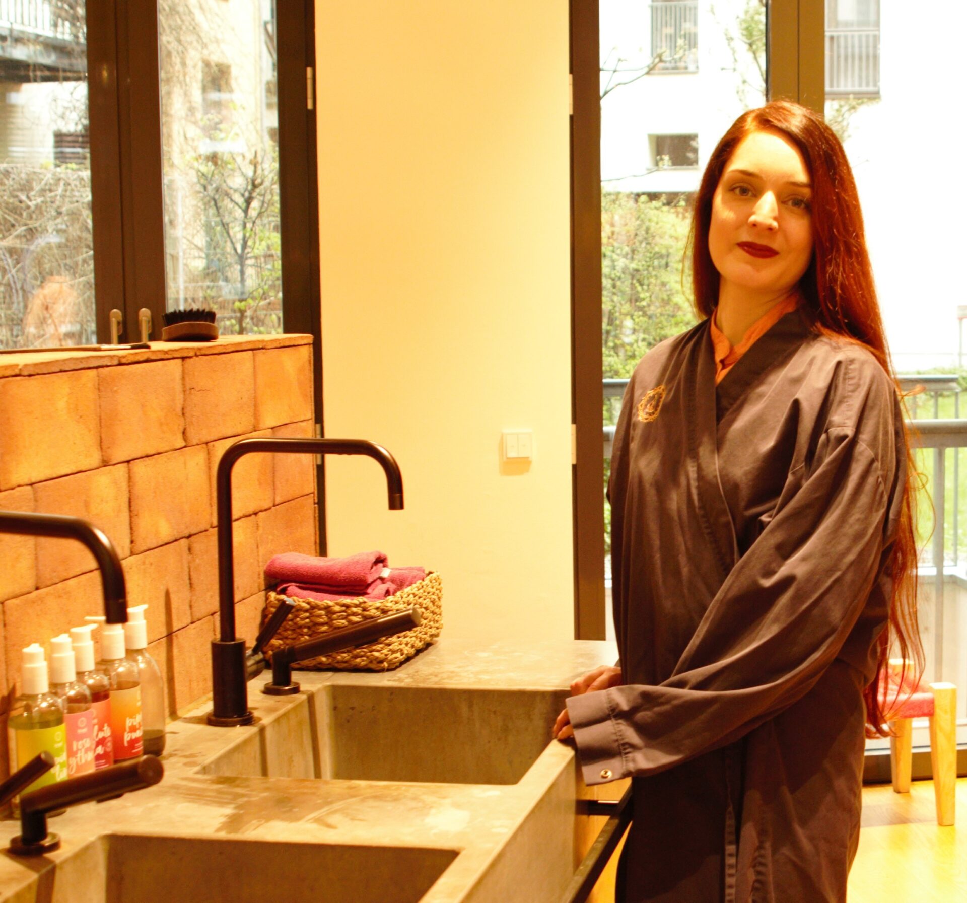 Mitarbeiterin im Färbekimono